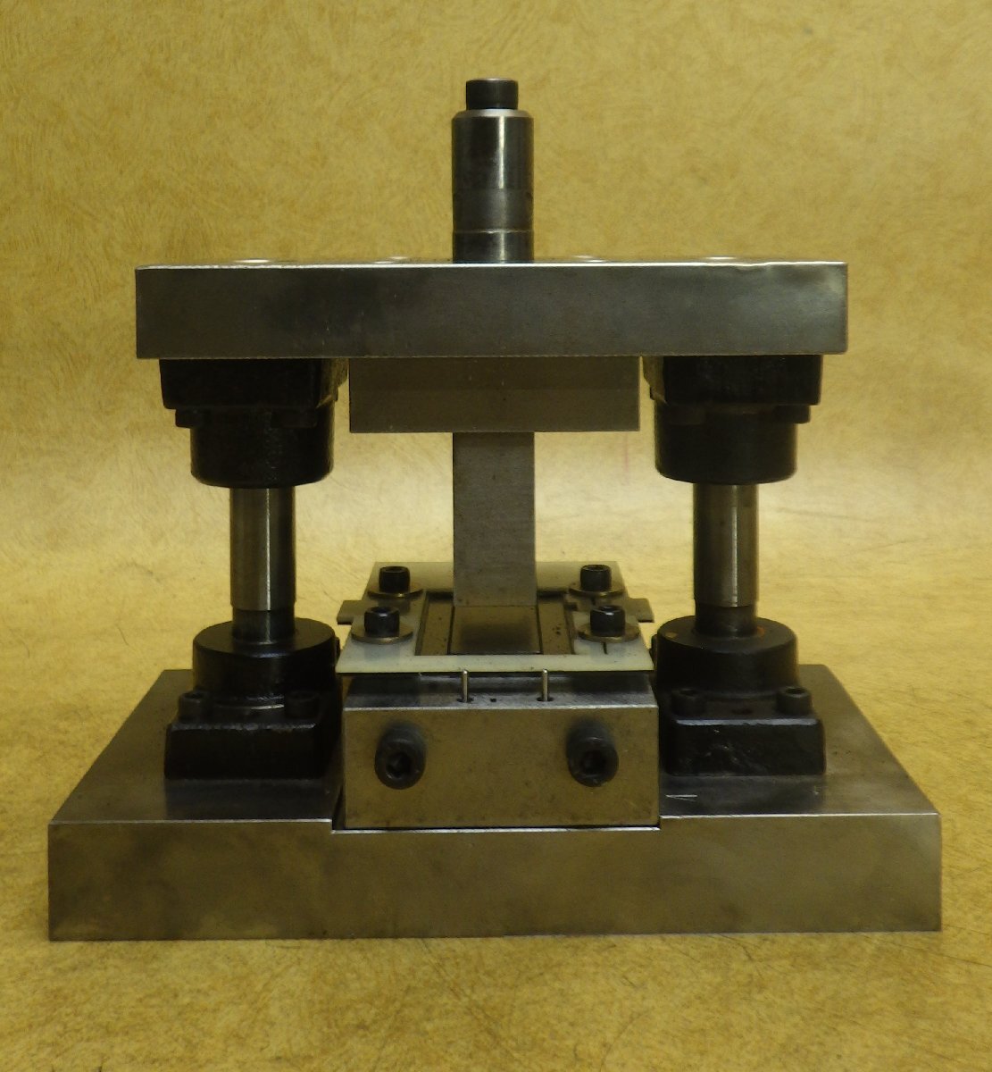 中古品】メーカー不明 プレス機 金型 加工サイズ25x70mm 切り 中古品】メーカー不明 プレス機 金型 加工サイズ25x70mm 切り