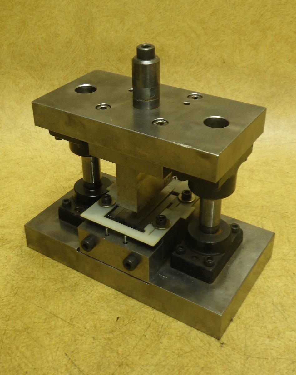 中古品】メーカー不明 プレス機 金型 加工サイズ25x70mm 切り 中古品】メーカー不明 プレス機 金型 加工サイズ25x70mm 切り