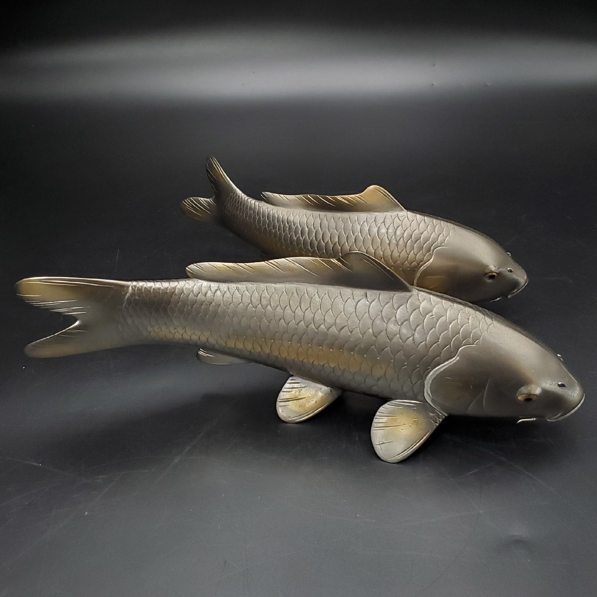宝蔵】金工師 紫峰作 鋳銅 双鯉 游鯉 置物 床置き 飾り 約34cm 宝蔵】金工師 紫峰作 鋳銅 双鯉 游鯉 置物 床置き 飾り 約34cm