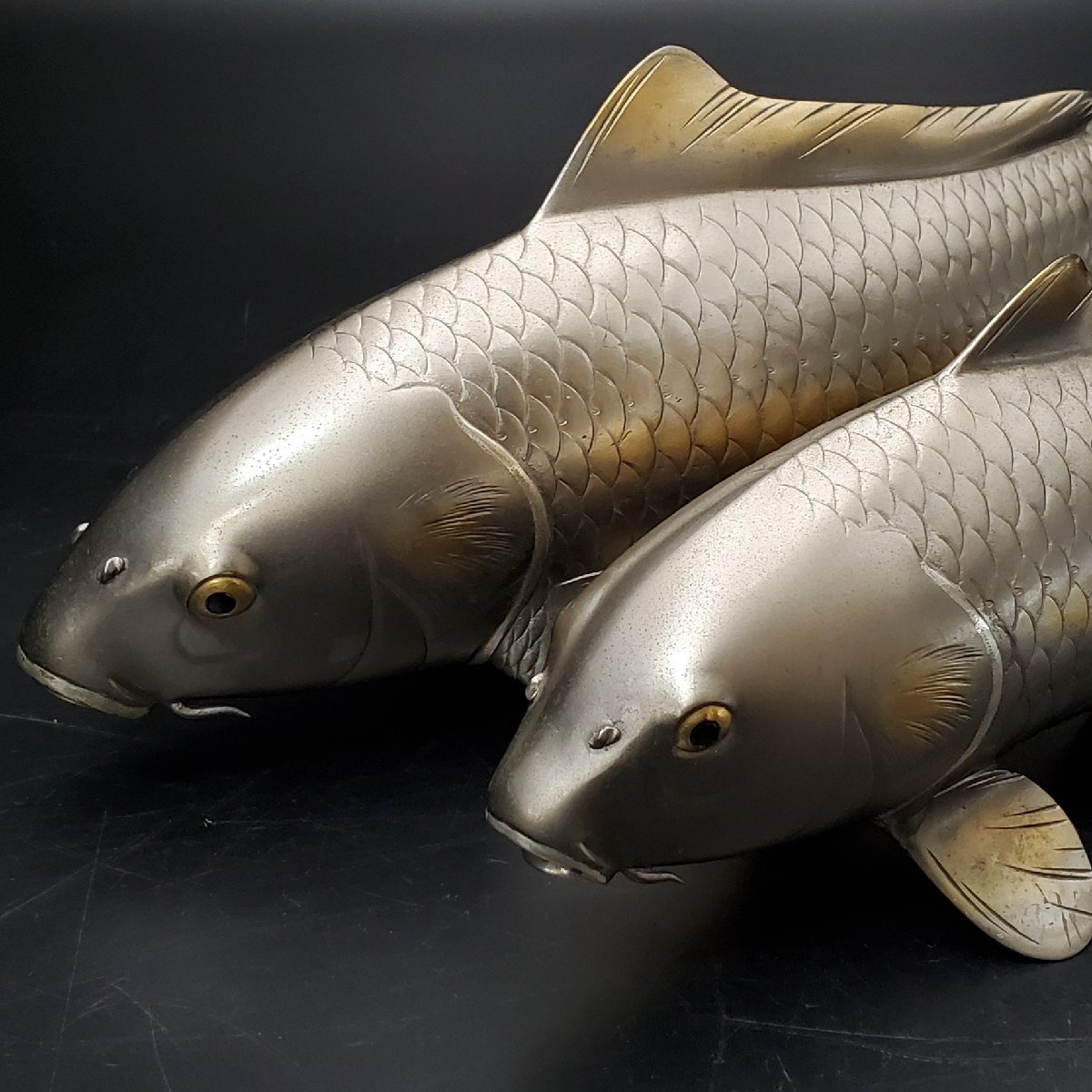 宝蔵】金工師 紫峰作 鋳銅 双鯉 游鯉 置物 床置き 飾り 約34cm 宝蔵】金工師 紫峰作 鋳銅 双鯉 游鯉 置物 床置き 飾り 約34cm