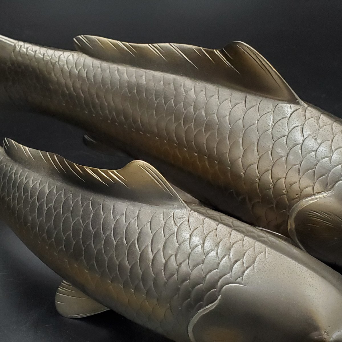 宝蔵】金工師 紫峰作 鋳銅 双鯉 游鯉 置物 床置き 飾り 約34cm 宝蔵】金工師 紫峰作 鋳銅 双鯉 游鯉 置物 床置き 飾り 約34cm