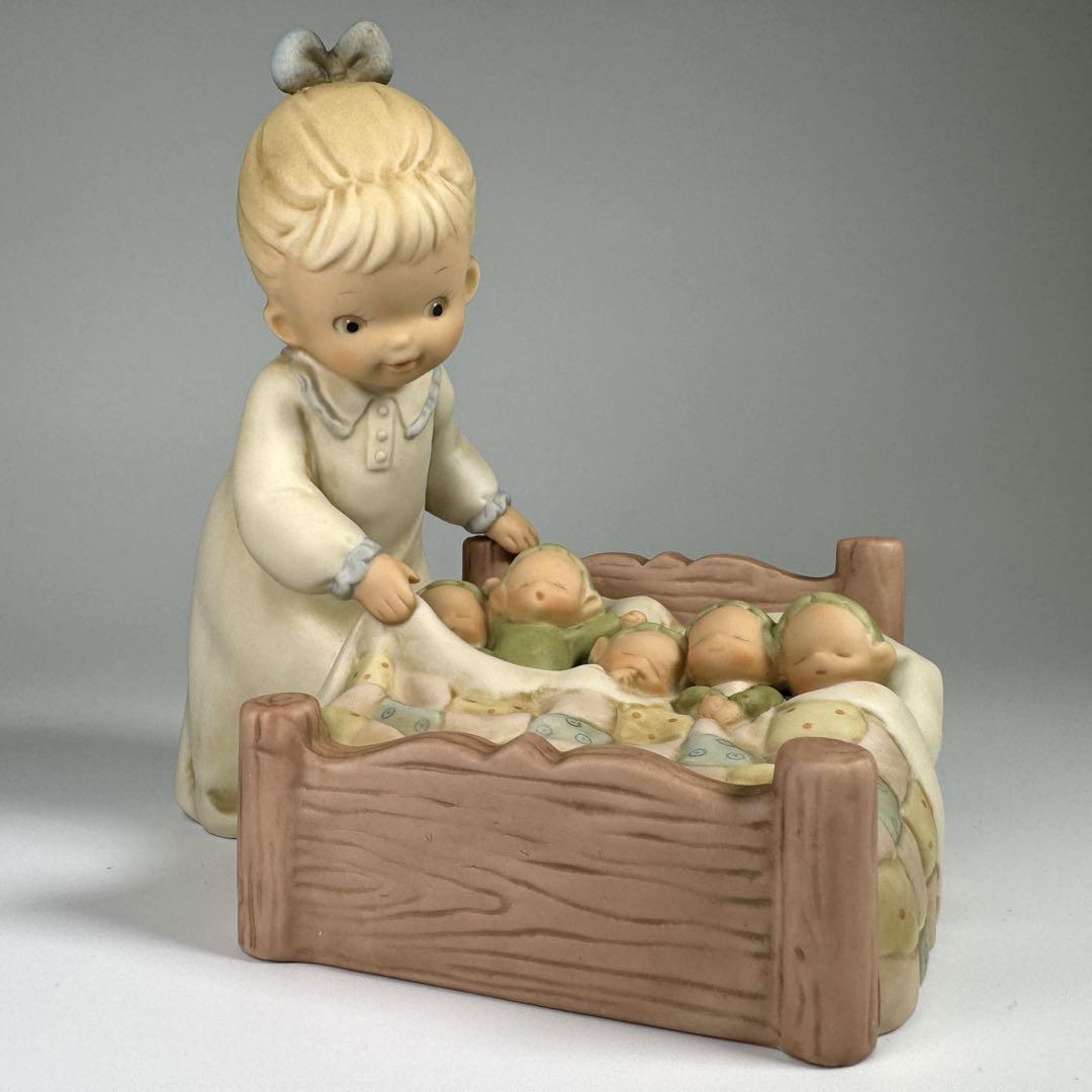 【極レア】マーベル ルーシー アトウェル Memories of yesterday エネスコ 陶器人形 置物 Tucking My Dears All Safe Away Enesco ベッド