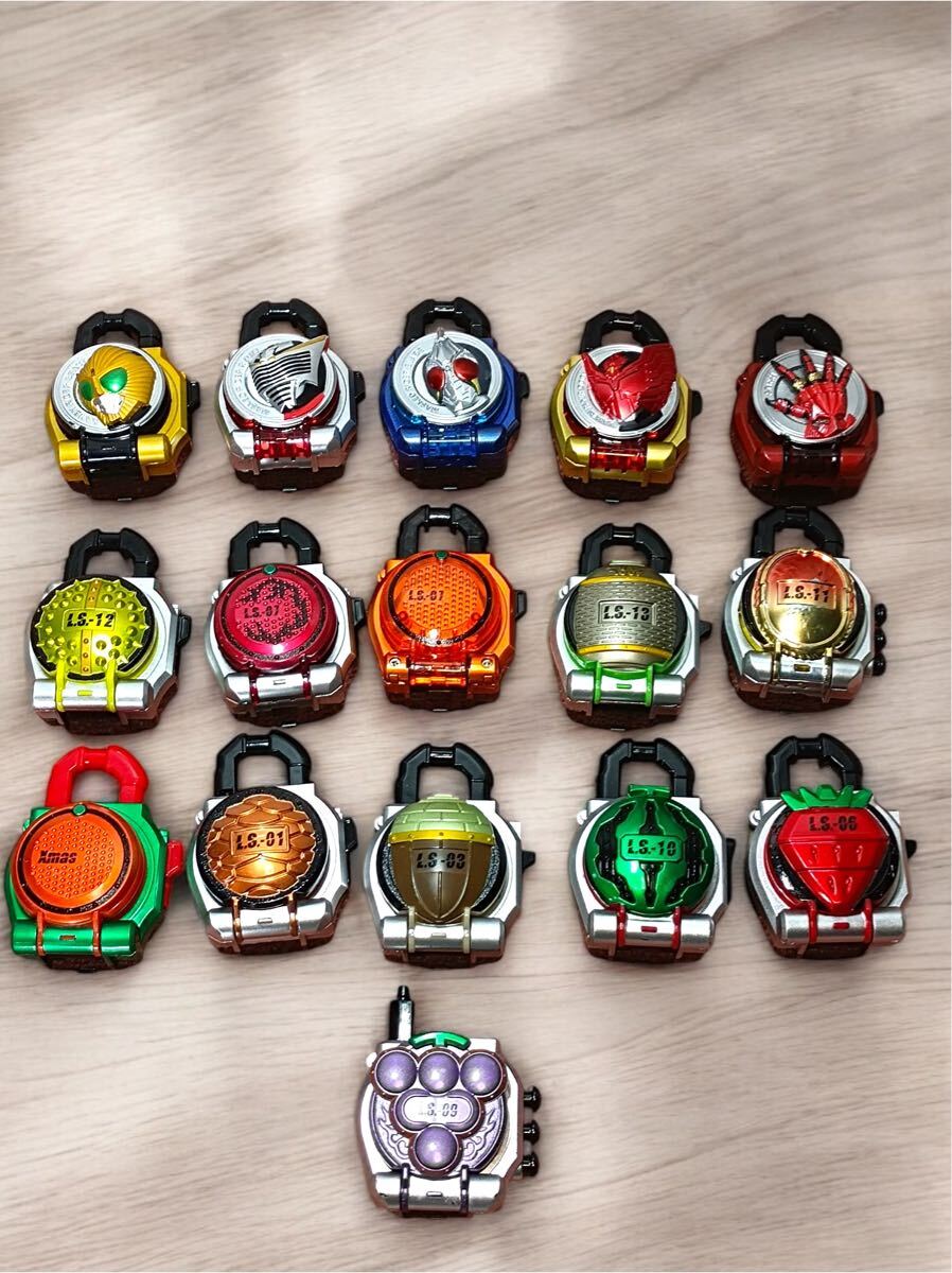 [八3142] 〈中古品〉仮面ライダー　ロックシード　16個セット(その内1個ジャンク)