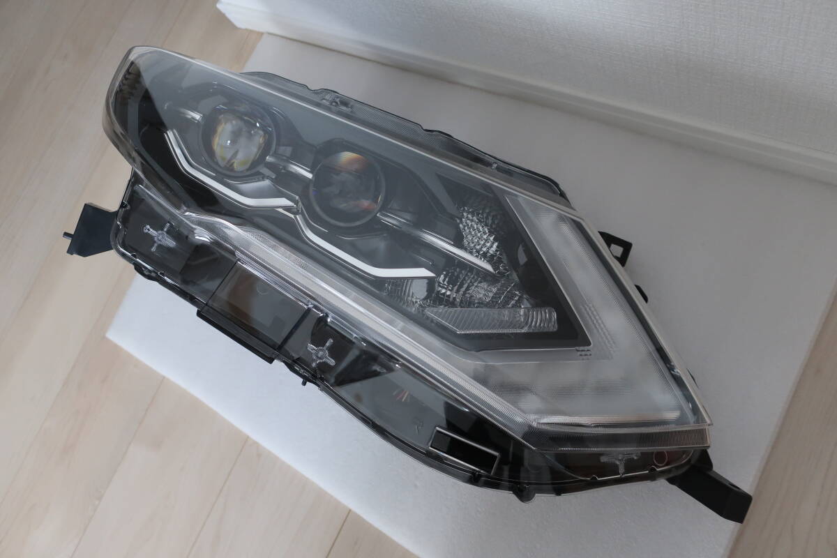 日産 NISSAN T32 エクストレイル X-TRAIL 後期 純正 右 LED 日産 NISSAN T32 エクストレイル X-TRAIL 後期 純正 右 LED