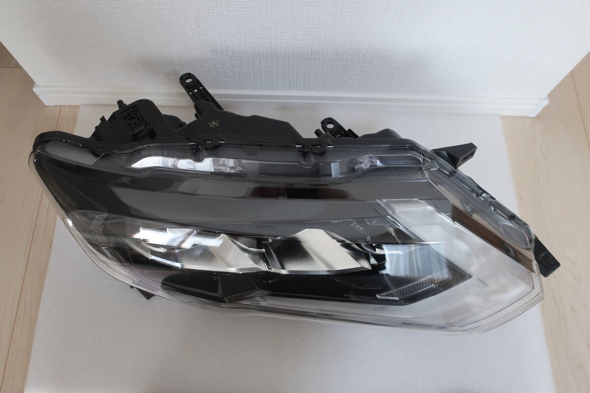 日産 NISSAN T32 エクストレイル X-TRAIL 後期 純正 右 LED 日産 NISSAN T32 エクストレイル X-TRAIL 後期 純正 右 LED