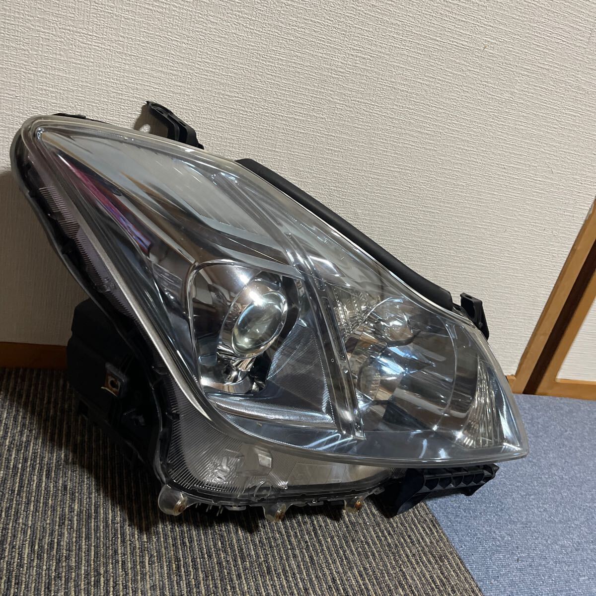 トヨタ クラウンアスリート 200系 ヘッドライト 右 飛び石送料