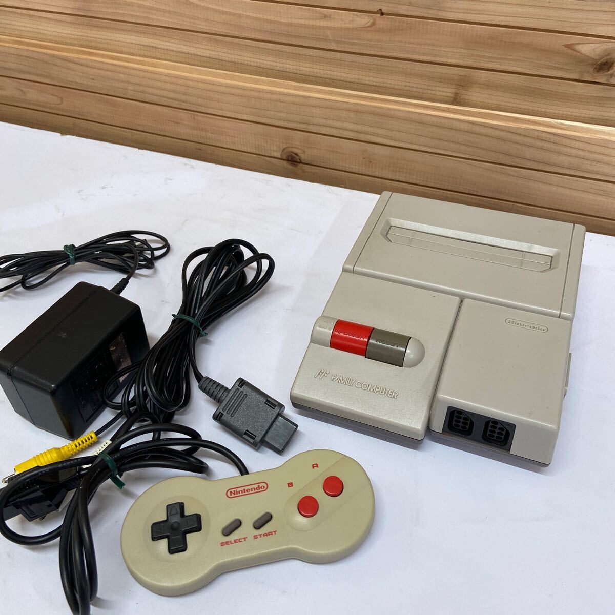 9 動作OK Nintendo ニューファミコン HVC-002 ファミコン用　本体 ケーブル アダプター コントローラー