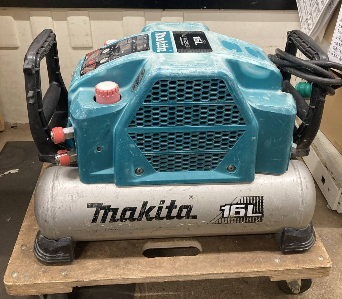 【送料着払い（有料）】【中古品】★マキタ(Makita) エアコンプレッサ(青) (50/60Hz) AC462XGH　ITIMUOP55WHI