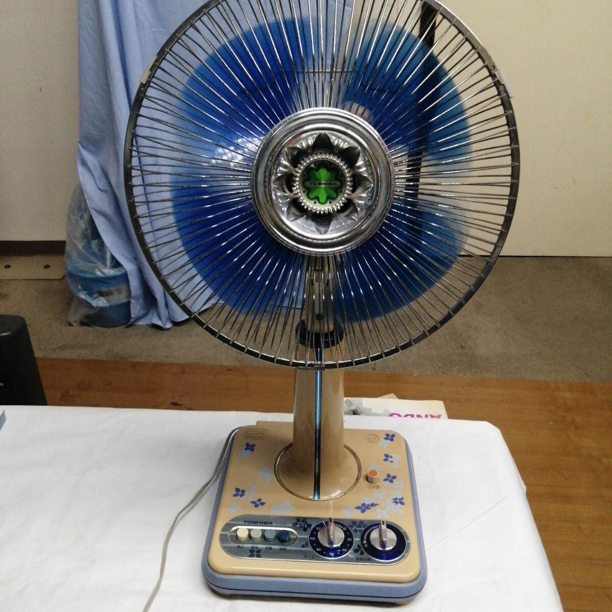 佐賀発 花柄 華 アンティーク TOSHIBA 昭和レトロ 扇風機 F-250B 30cm 4枚羽 可愛い 30cm 50/60Hz 東芝 動作OK.