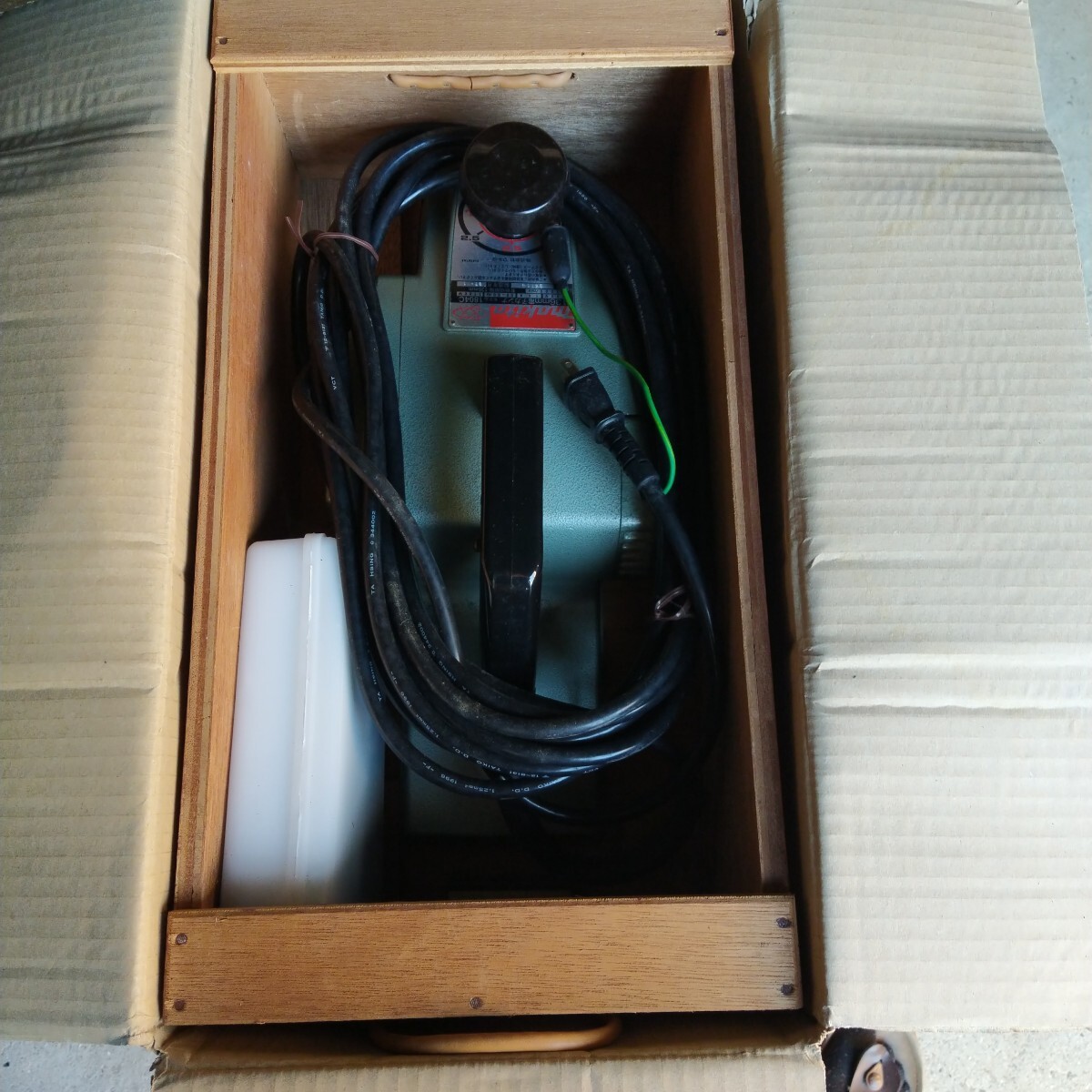 マキタ136mm電子カンナ 1804C 動作確認済 在庫期間長いのでサビ マキタ136mm電子カンナ 1804C 動作確認済 在庫期間長いのでサビ