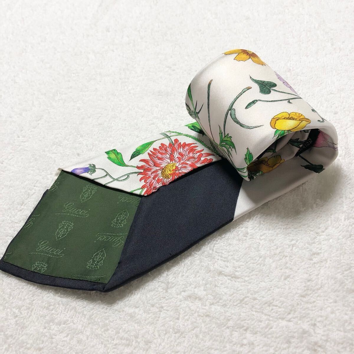 美品 超希少 GUCCI グッチ ネクタイ スカーフ柄 フローラル 花柄 美品 超希少 GUCCI グッチ ネクタイ スカーフ柄 フローラル 花柄