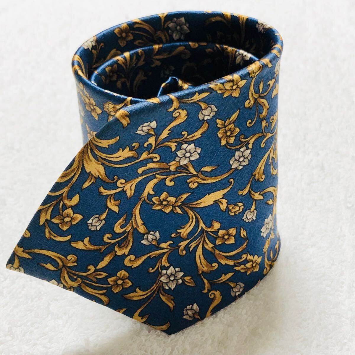 表側美品 Yves saint Laurent イヴサンローラン ネクタイ 花柄 表側美品 Yves saint Laurent イヴサンローラン ネクタイ 花柄