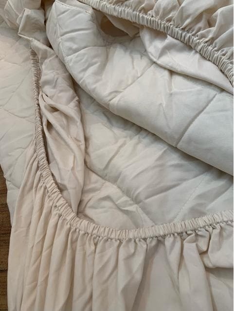 新品☆4人用?ベージュ系?吸汗速干?ボックスシーツ一體型敷きパッド〇B394