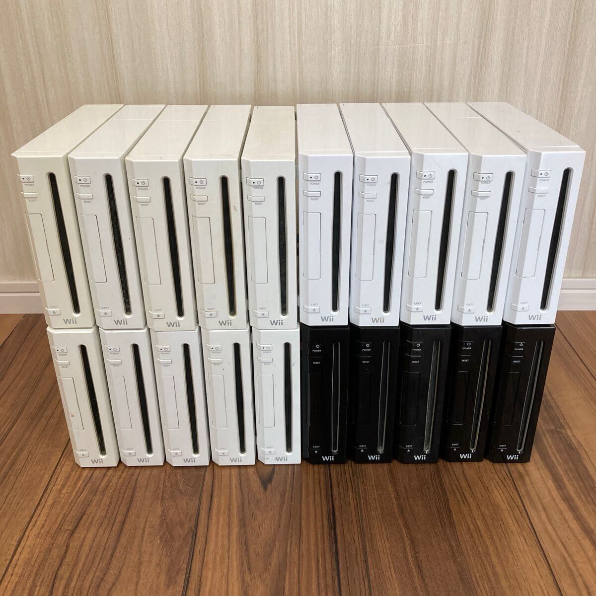 Nintendo ニンテンドー 任天堂 Wii 本体 白 シロ 黒 クロ お Nintendo ニンテンドー 任天堂 Wii 本体 白 シロ 黒 クロ お