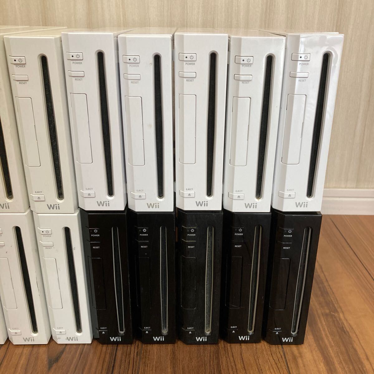 Nintendo ニンテンドー 任天堂 Wii 本体 白 シロ 黒 クロ お Nintendo ニンテンドー 任天堂 Wii 本体 白 シロ 黒 クロ お