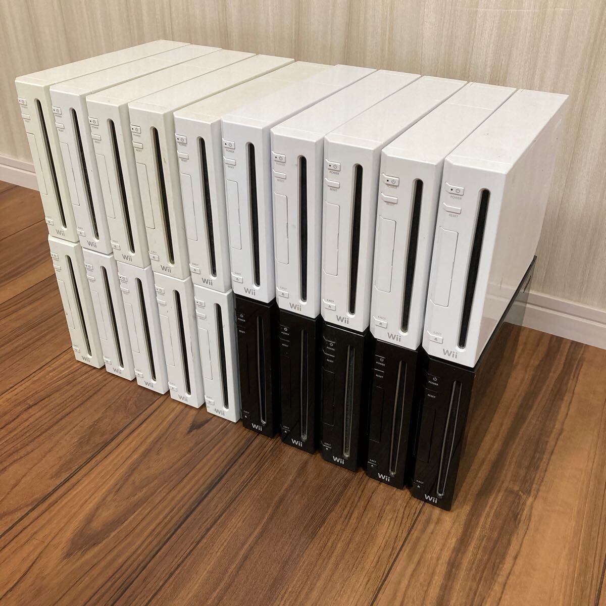 Nintendo ニンテンドー 任天堂 Wii 本体 白 シロ 黒 クロ お Nintendo ニンテンドー 任天堂 Wii 本体 白 シロ 黒 クロ お