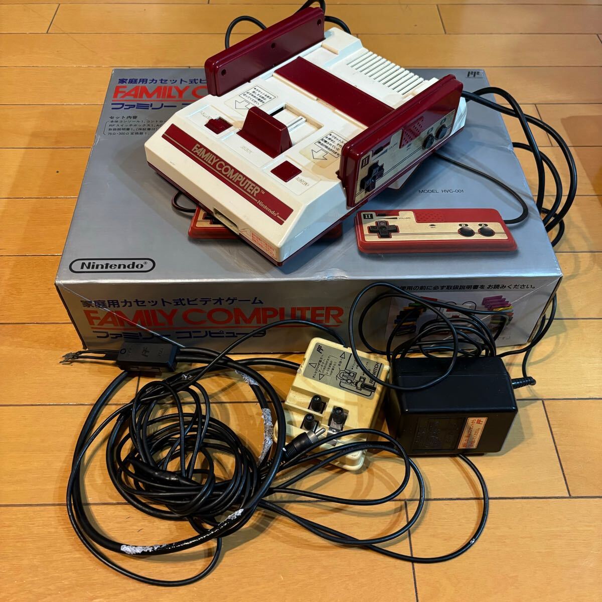 used》任天堂 ファミコン 年代物 カセット付き ヴィンテージ used》任天堂 ファミコン 年代物 カセット付き ヴィンテージ