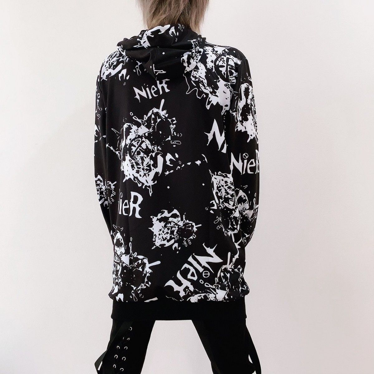 NieR 総柄LONG LENGTH ZIP OUTER モノクロ ニーア パーカー ユニ NieR 総柄LONG LENGTH ZIP OUTER モノクロ ニーア パーカー ユニ