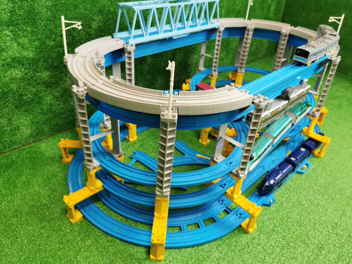 プラレール線路 立体タワーレイアウト 参考出品 - 鉄道模型 プラレール線路 立体タワーレイアウト 参考出品 - 鉄道模型