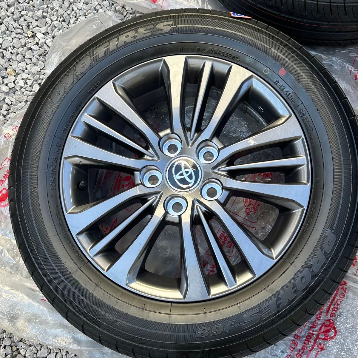 90 VOXY 純正16インチアルミホイール 4本セット タイヤ付 ナット 90 VOXY 純正16インチアルミホイール 4本セット タイヤ付 ナット
