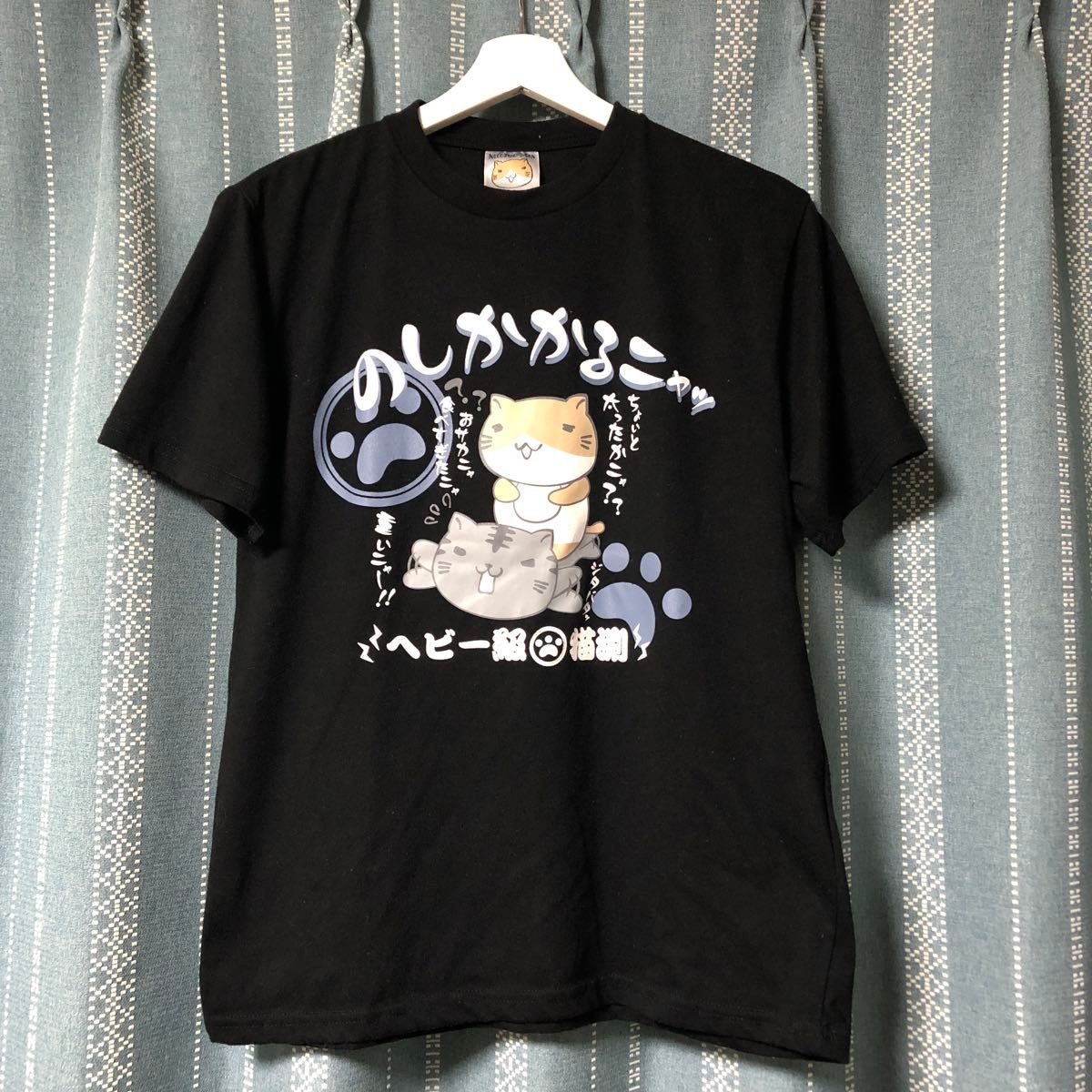ねこぶちさん のしかかるニャッ Tシャツ 半袖 Mサイズ ユニ ねこぶちさん のしかかるニャッ Tシャツ 半袖 Mサイズ ユニ