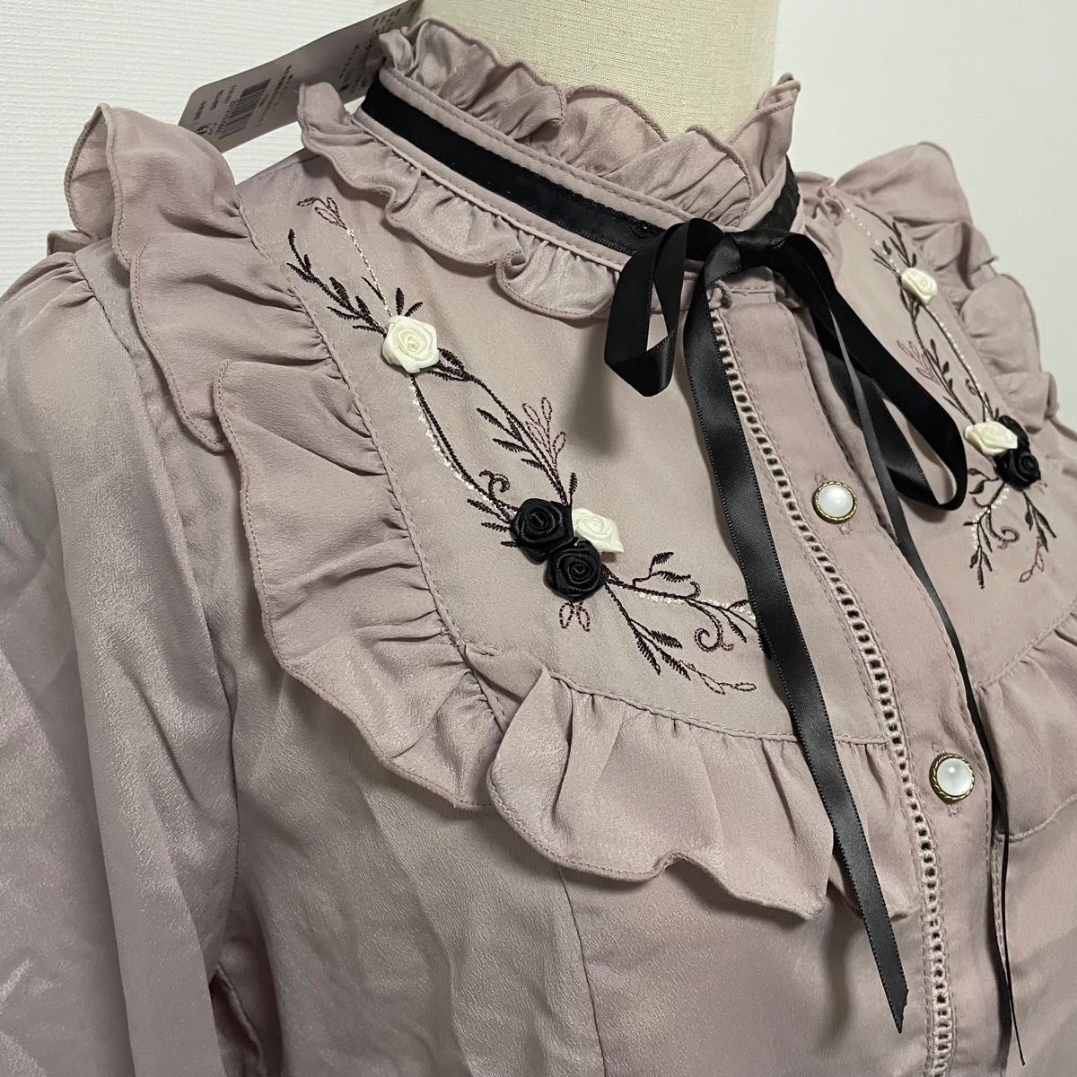 axes femme サテンローズプチハイブラウス 新品未使用タグ付き axes femme サテンローズプチハイブラウス 新品未使用タグ付き