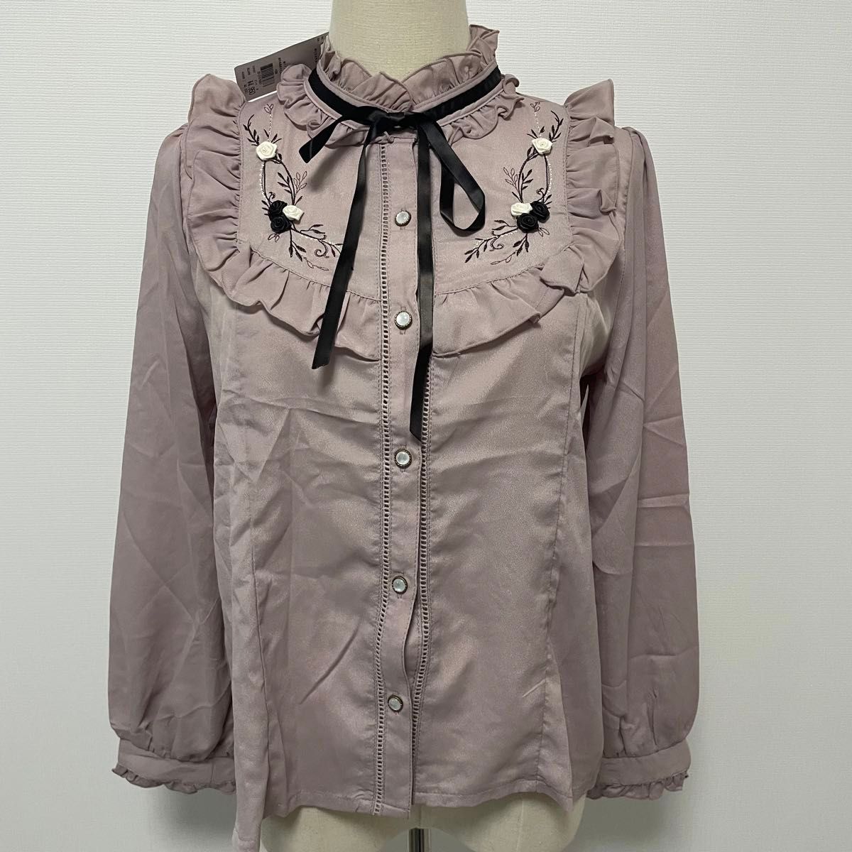 axes femme サテンローズプチハイブラウス 新品未使用タグ付き axes femme サテンローズプチハイブラウス 新品未使用タグ付き