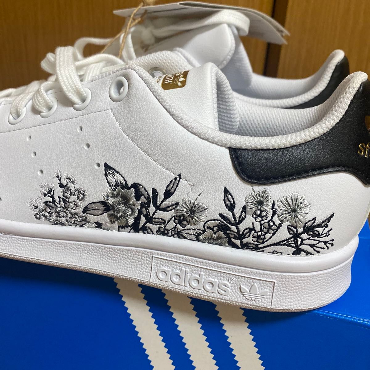 新品未使用】アディダス スタンスミス adidas 刺繍 花柄 23cm 新品未使用】アディダス スタンスミス adidas 刺繍 花柄 23cm