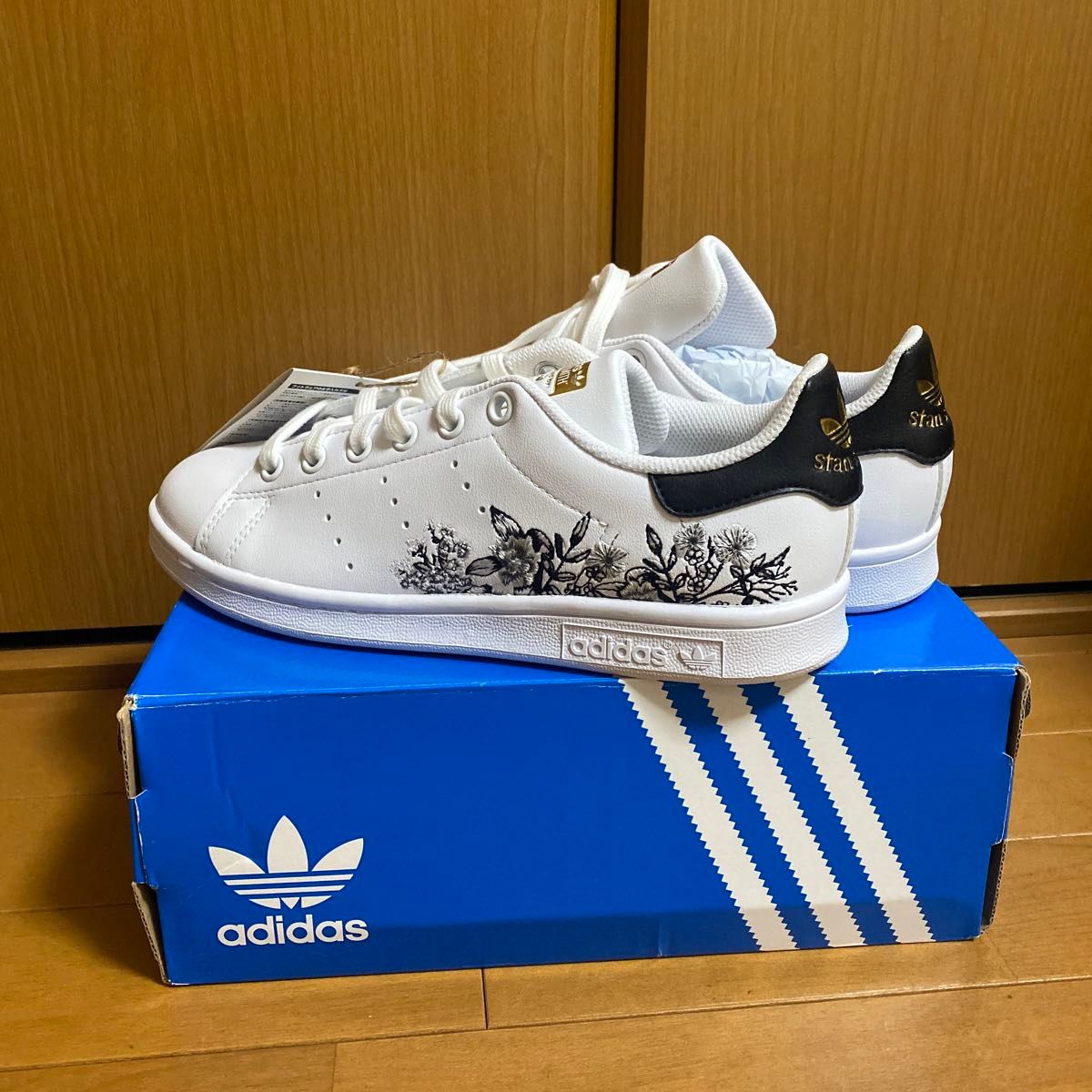 新品未使用】アディダス スタンスミス adidas 刺繍 花柄 23cm 新品未使用】アディダス スタンスミス adidas 刺繍 花柄 23cm