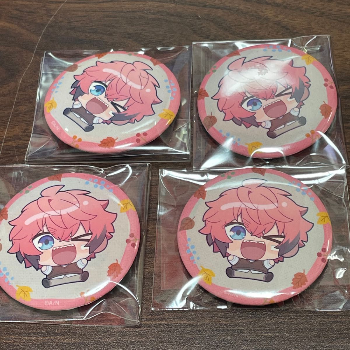 赤城ウェン缶バッジ 秋日和 × カラオケ まねきねこ Oriens(にじ 赤城ウェン缶バッジ 秋日和 × カラオケ まねきねこ Oriens(にじ