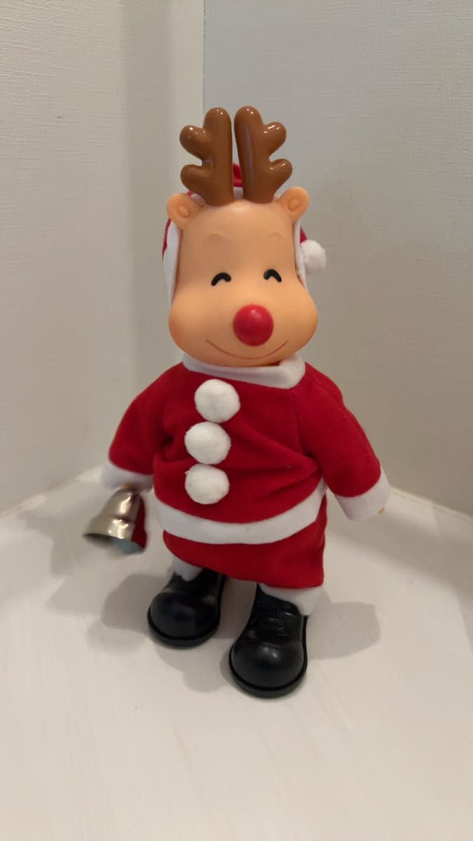 クリスマスの曲が流れて ベルを鳴らすトナカイ サンタクロース