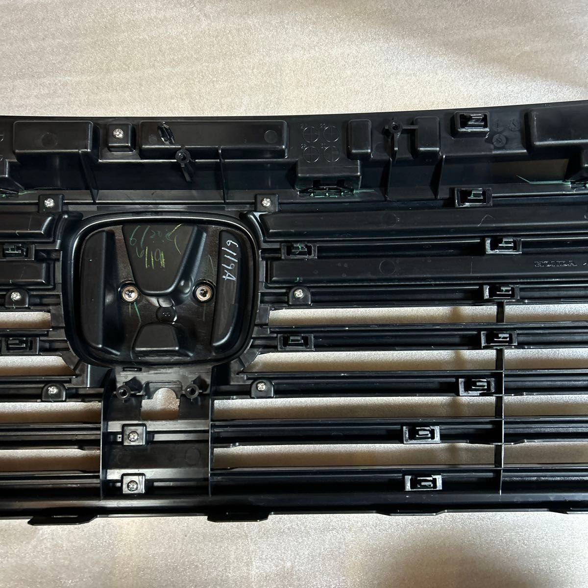ホンダ ヴェゼル マイナーチェンジ後 純正フロントグリル 新車 ホンダ ヴェゼル マイナーチェンジ後 純正フロントグリル 新車