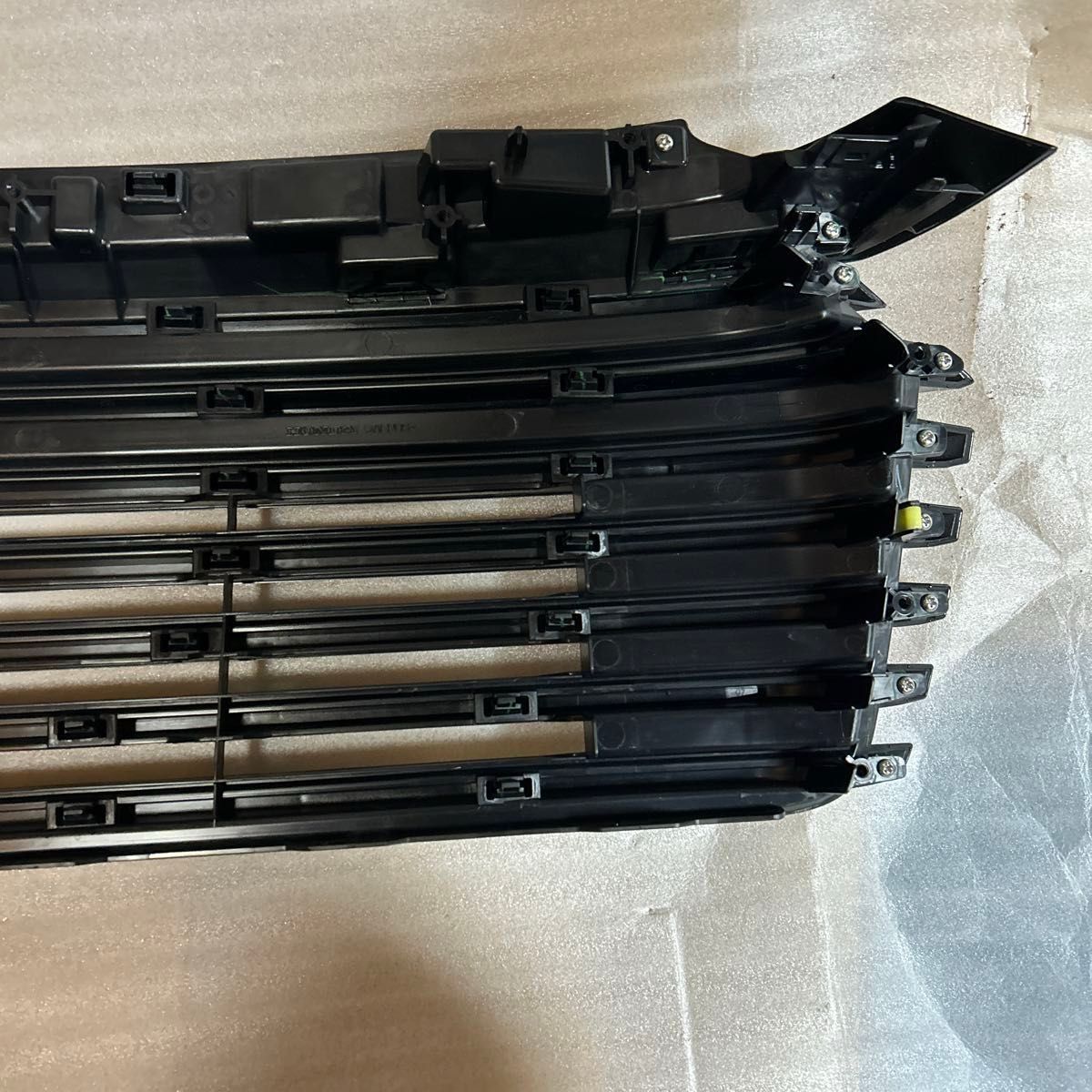 ホンダ ヴェゼル マイナーチェンジ後 純正フロントグリル 新車 ホンダ ヴェゼル マイナーチェンジ後 純正フロントグリル 新車