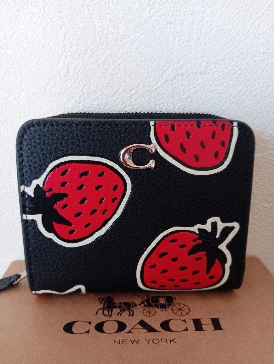 新品未使用】 コーチ COACH 二つ折り財布 ブラック いちご柄 新品未使用】 コーチ COACH 二つ折り財布 ブラック いちご柄