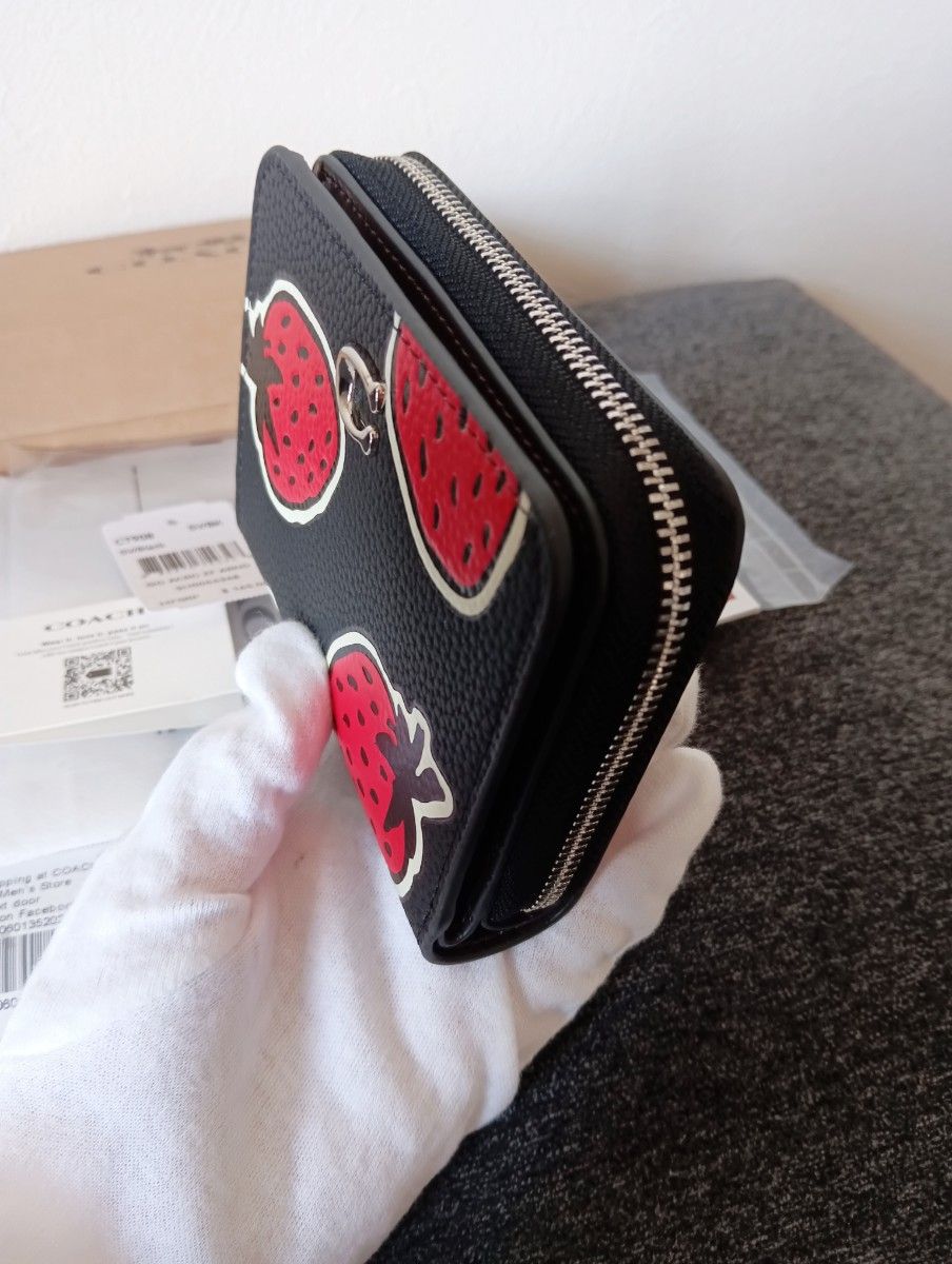 新品未使用】 コーチ COACH 二つ折り財布 ブラック いちご柄 新品未使用】 コーチ COACH 二つ折り財布 ブラック いちご柄