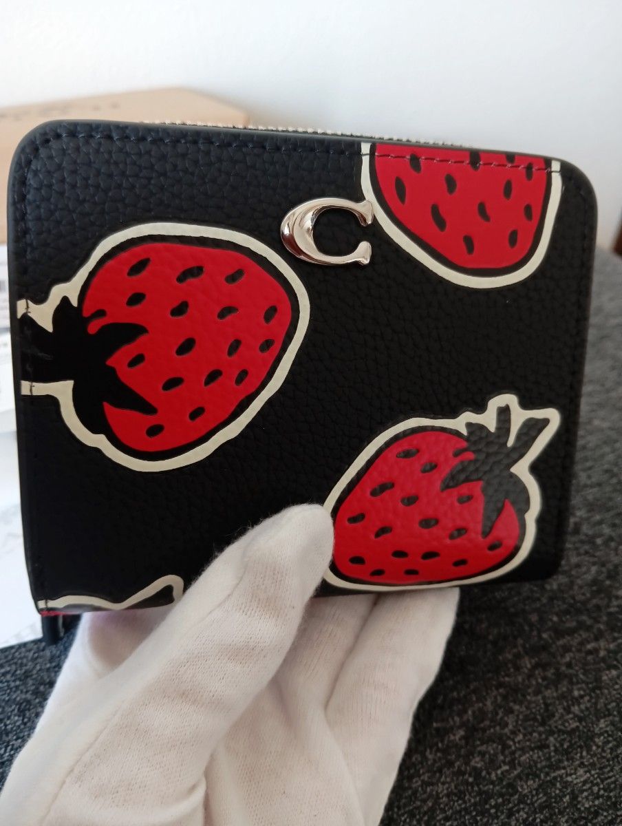 新品未使用】 コーチ COACH 二つ折り財布 ブラック いちご柄 新品未使用】 コーチ COACH 二つ折り財布 ブラック いちご柄