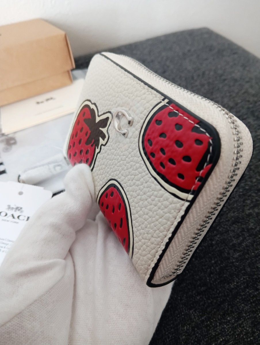 新品未使用】コーチ COACHミニ財布 イチゴ柄 白色|Yahoo!フリマ 新品未使用】コーチ COACHミニ財布 イチゴ柄 白色|Yahoo!フリマ