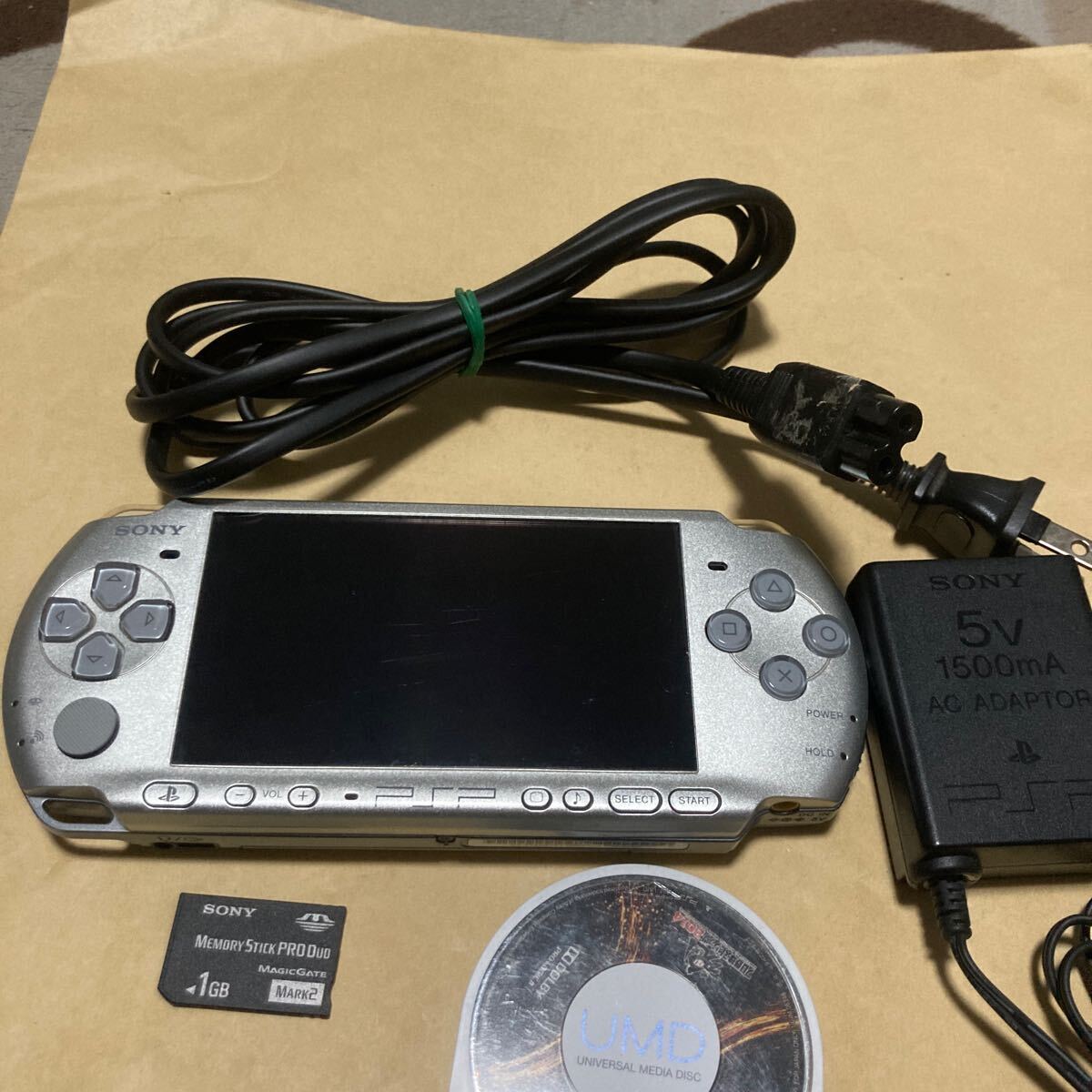 送料無料 PSP PSP-3000 本体 付属品等 ミスティックシルバー 送料無料 PSP PSP-3000 本体 付属品等 ミスティックシルバー