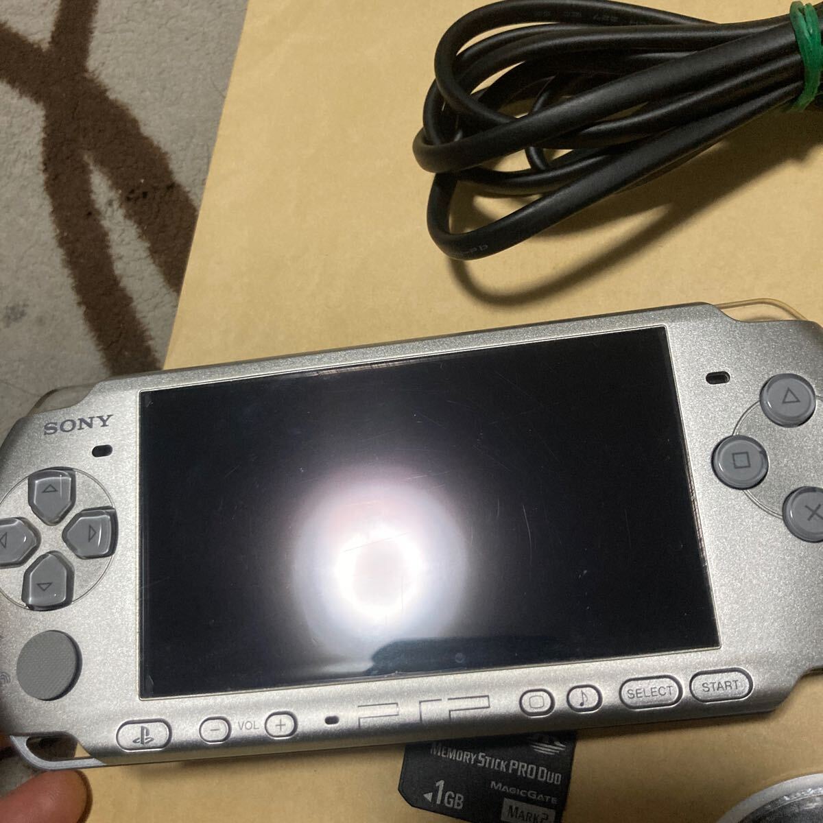 送料無料 PSP PSP-3000 本体 付属品等 ミスティックシルバー 送料無料 PSP PSP-3000 本体 付属品等 ミスティックシルバー