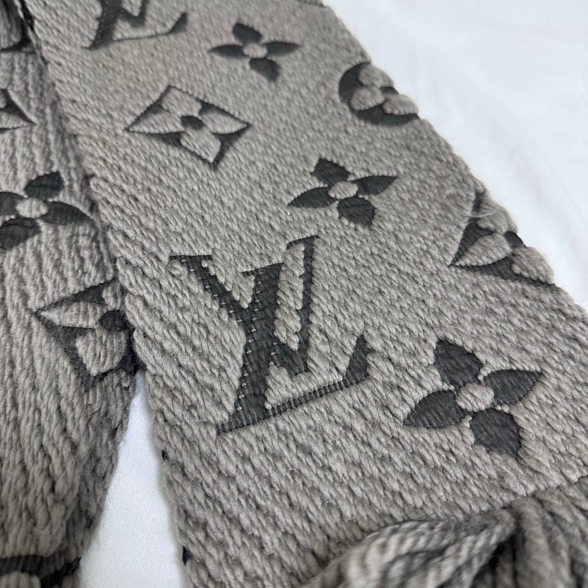 LOUIS VUITTON エシャルプ ロゴマニア マフラー グレー ルイ LOUIS VUITTON エシャルプ ロゴマニア マフラー グレー ルイ