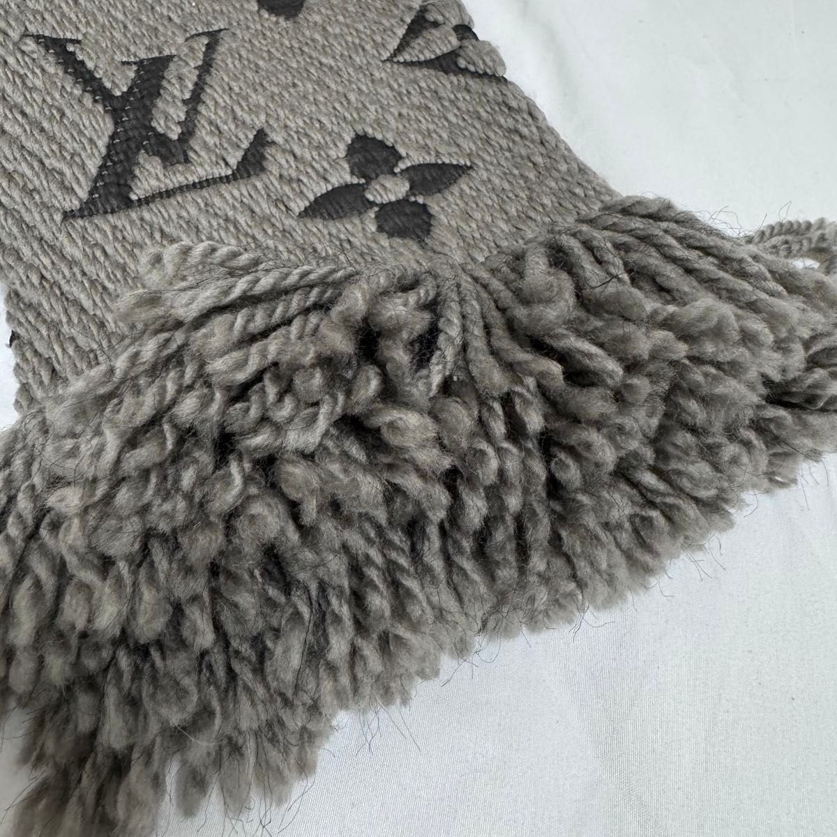 LOUIS VUITTON エシャルプ ロゴマニア マフラー グレー ルイヴィトン LOUIS VUITTON エシャルプ ロゴマニア マフラー グレー ルイヴィトン