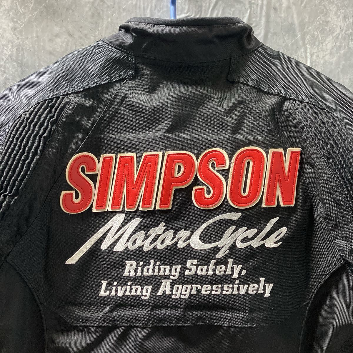SIMPSON 黒ジャケット ロゴ刺繍入りサイズL SIMPSON シンプソン ライダースジャケット メンズ Lサイズ