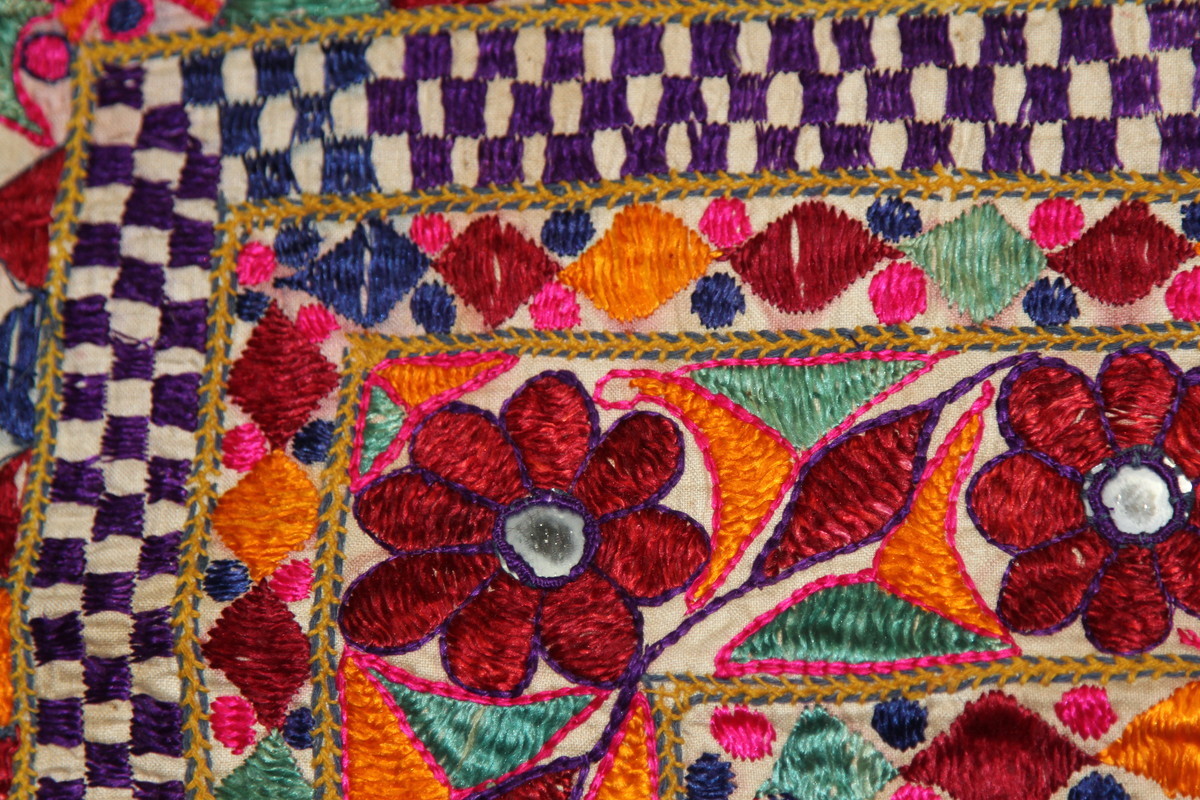 インド タペストリー 木綿に絹糸刺繍とガラス鏡と木綿アップリケ 19