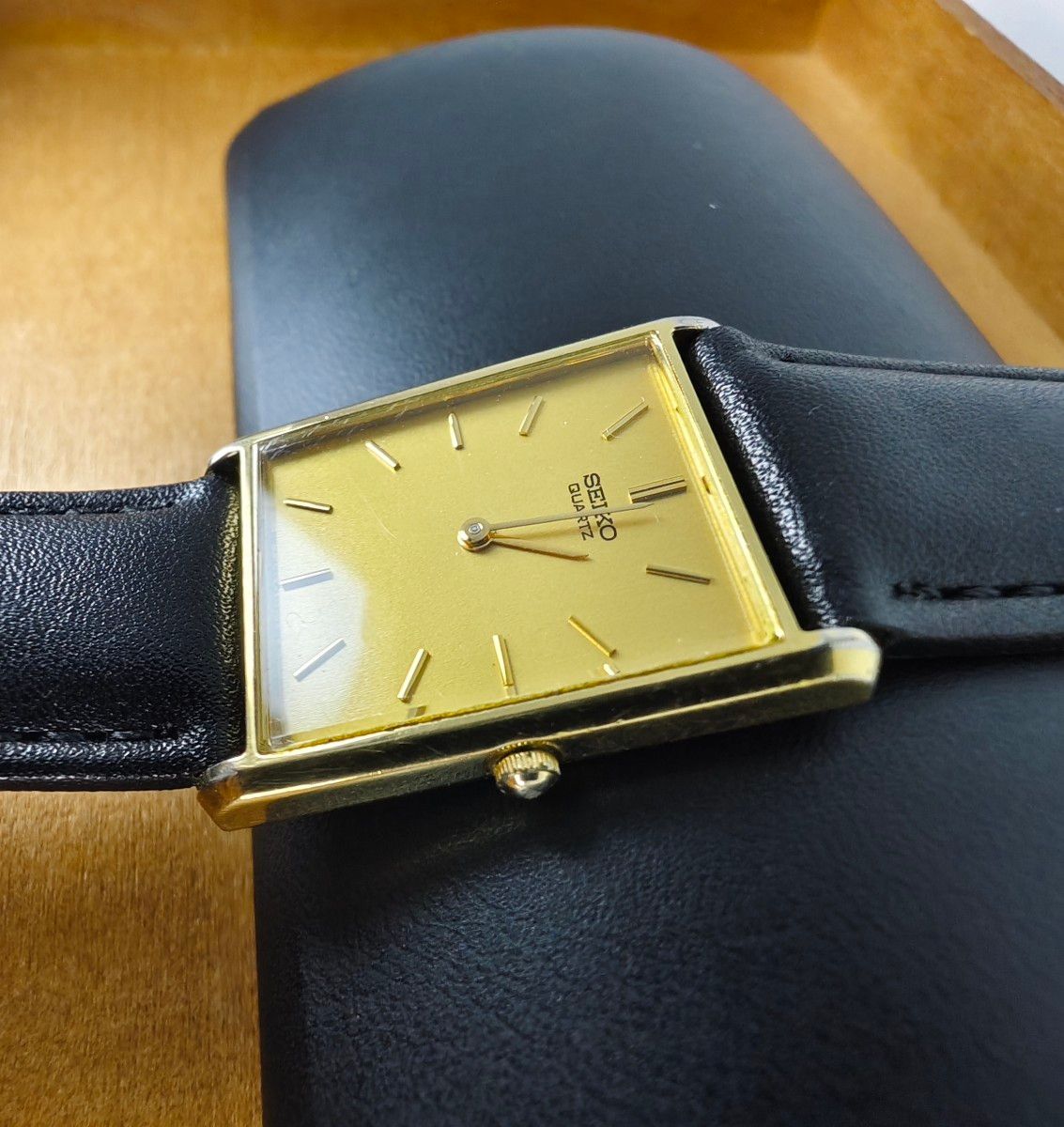 ブランドのギフト SEIKO セイコー ヴィンテージ 2針 ゴールド 金文字盤 スクエア型 海外モデル
