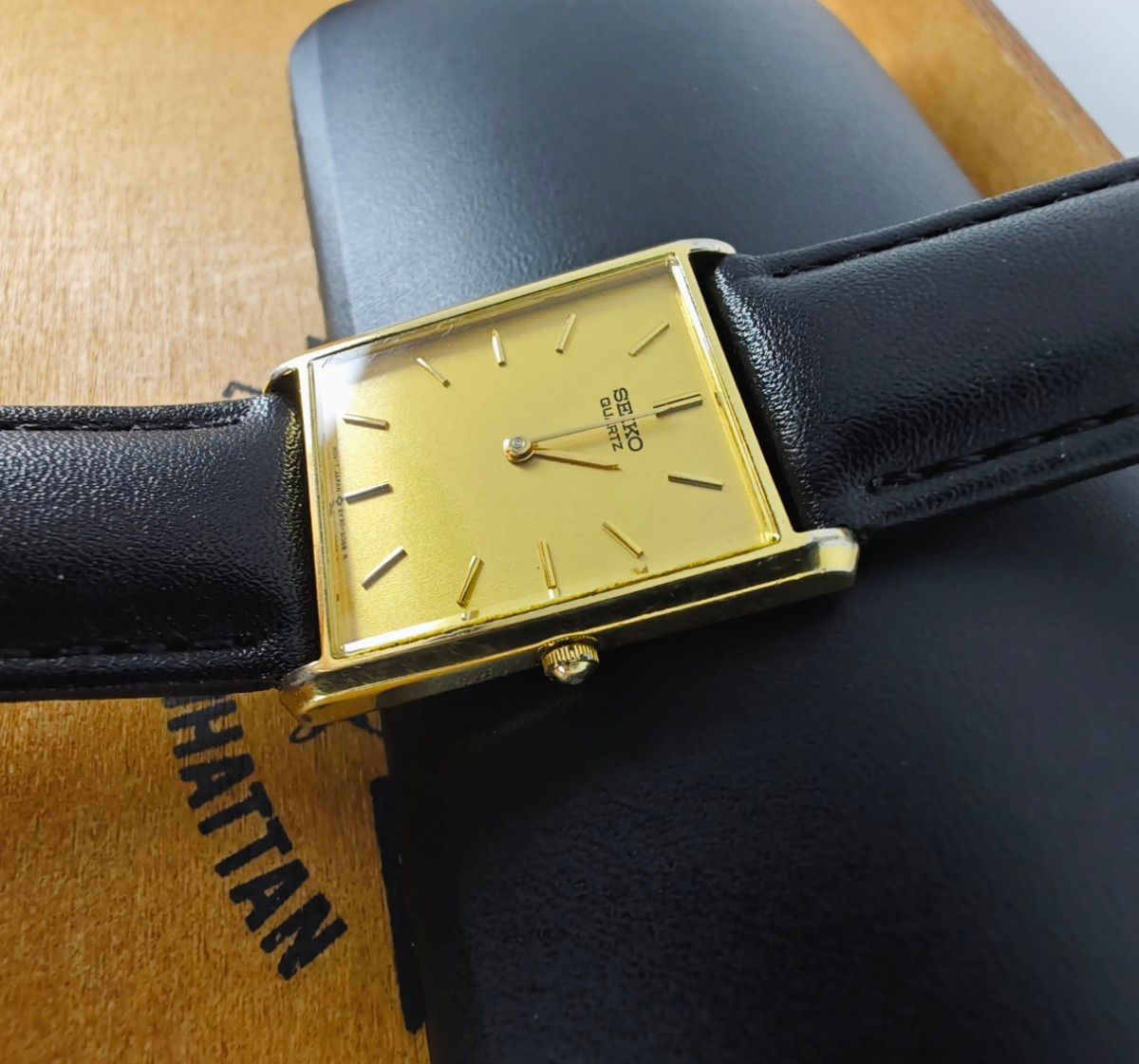 SEIKO セイコー スクエア型 金文字盤 ゴールド 2針 ヴィンテージ SEIKO セイコー スクエア型 金文字盤 ゴールド 2針 ヴィンテージ