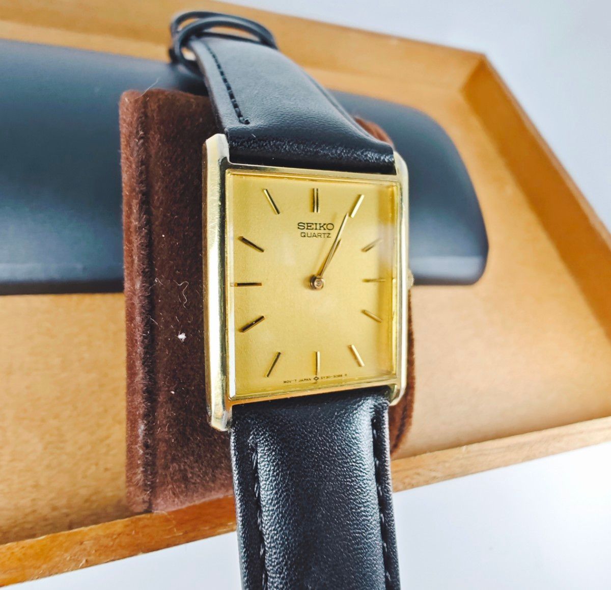 SEIKO セイコー スクエア型 金文字盤 ゴールド 2針 ヴィンテージ SEIKO セイコー スクエア型 金文字盤 ゴールド 2針 ヴィンテージ