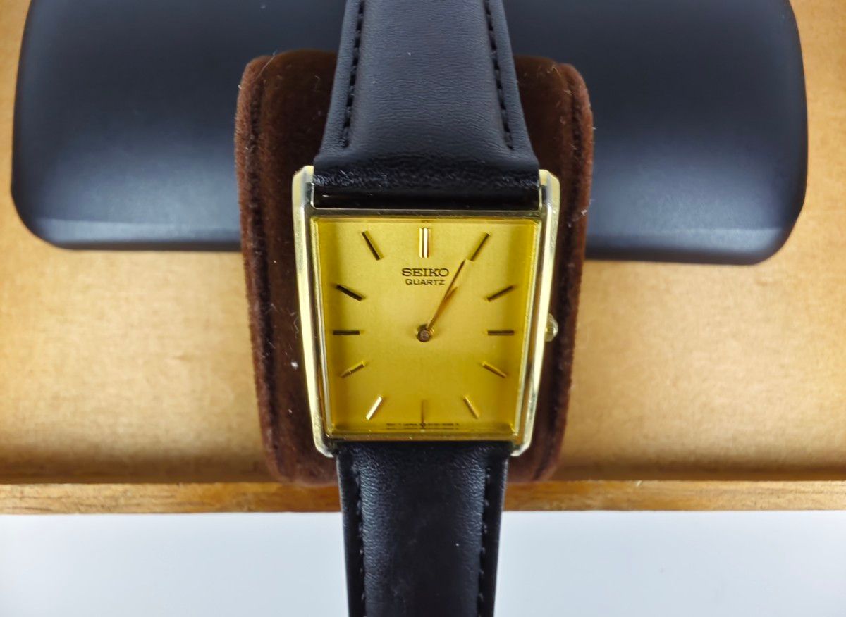 SEIKO セイコー スクエア型 金文字盤 ゴールド 2針 ヴィンテージ SEIKO セイコー スクエア型 金文字盤 ゴールド 2針 ヴィンテージ