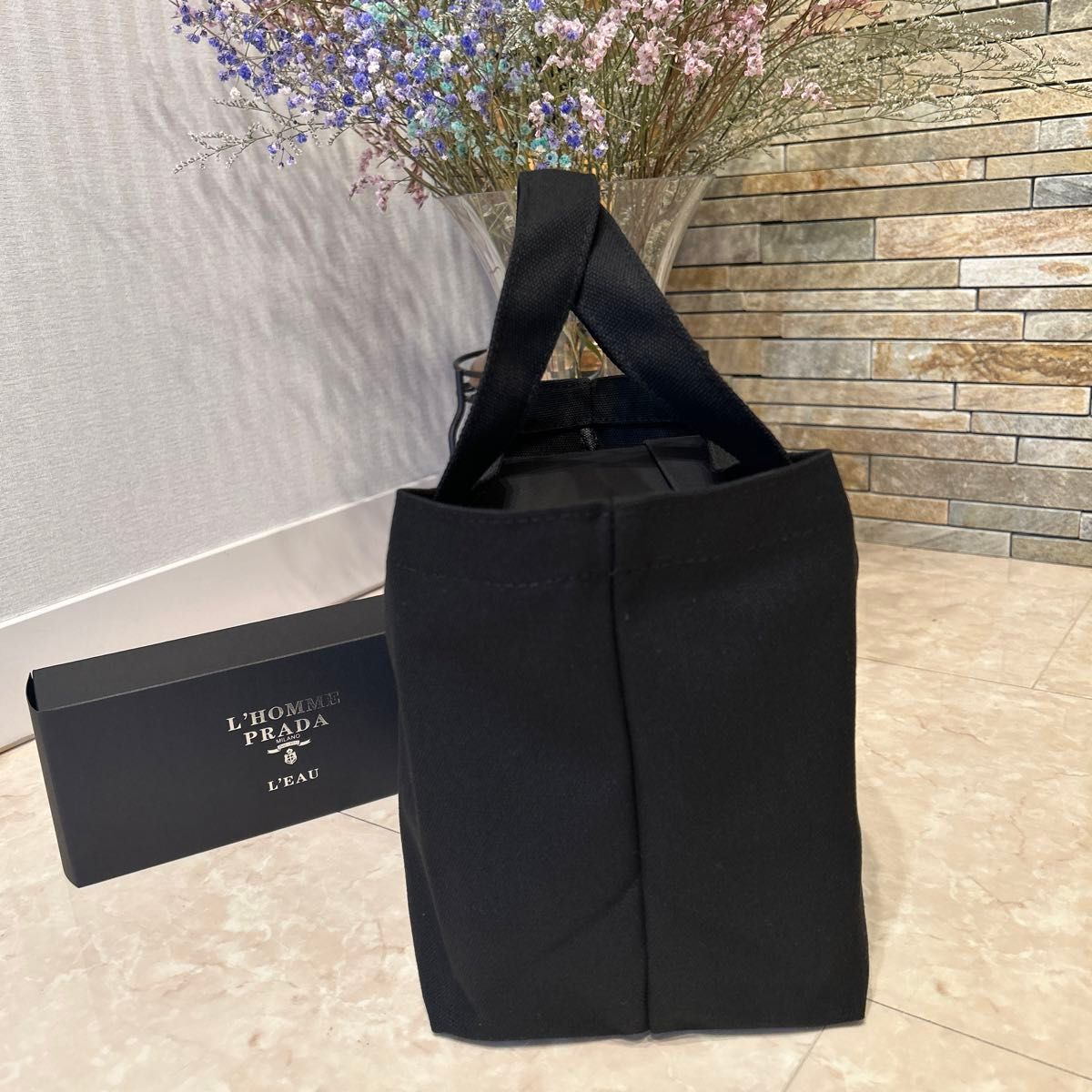 新品 PRADA ノベルティ トートバッグ 黒 シルバーロゴ ユニ 新品 PRADA ノベルティ トートバッグ 黒 シルバーロゴ ユニ