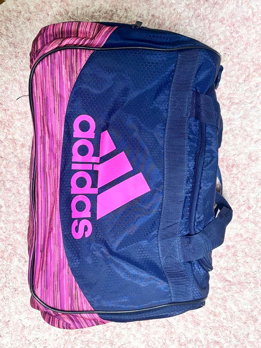 アディダス adidas ボストンバッグ 紺色 ピンク 修学旅行 合宿 アディダス adidas ボストンバッグ 紺色 ピンク 修学旅行 合宿