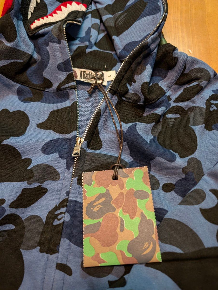 A BATHING APE エイプ新品タグ付き 青色カモフラ シャーク A BATHING APE エイプ新品タグ付き 青色カモフラ シャーク